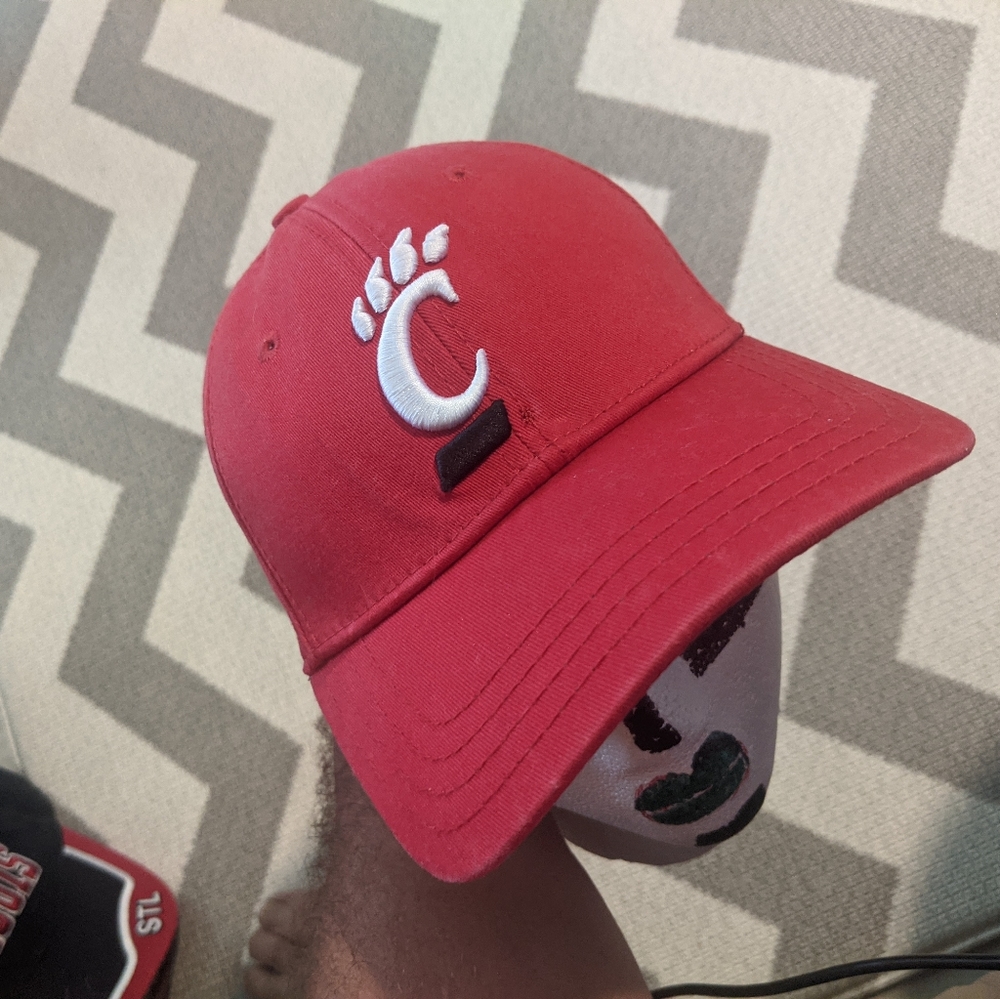 New Era Cincinnati Bearcats Embroided Fitted Cap Size M/L